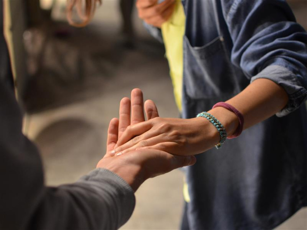 due mani che si stringono